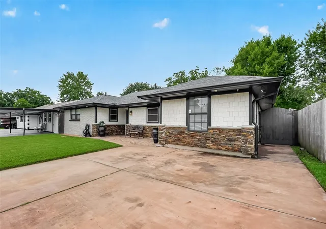 Photo 3 of Single family home for sale at 810 Creager St, Houston, TX 77034 | MLS# 35812031 | Listing updated on 2026-09-14