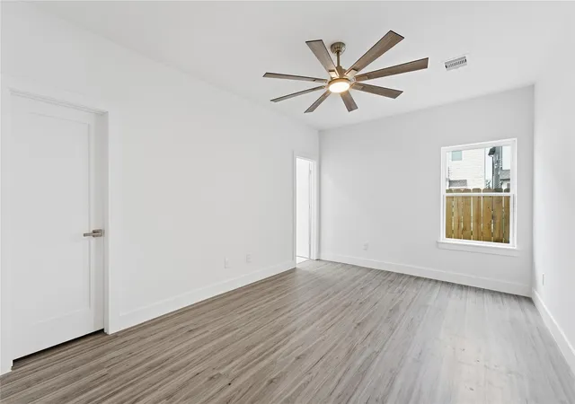 3rd image of 1424 W 34Th 1/2 St, Houston, TX 77018 | MLS# 42093703