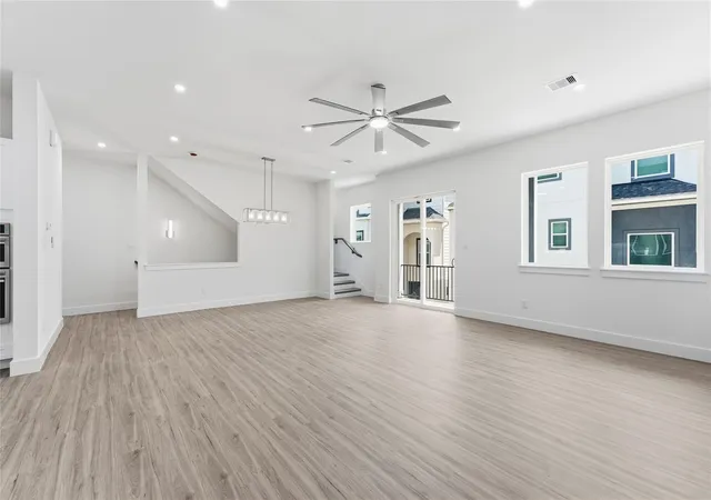 5th image of 1424 W 34Th 1/2 St, Houston, TX 77018 | MLS# 42093703