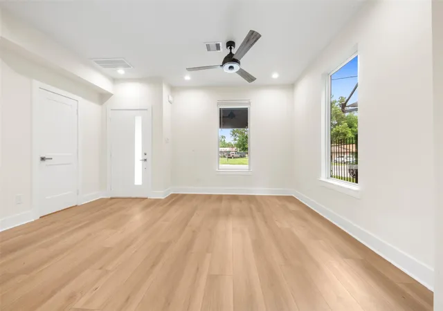 5th image of 1275 Dewalt St, Houston, TX 77088 | MLS# 32422129