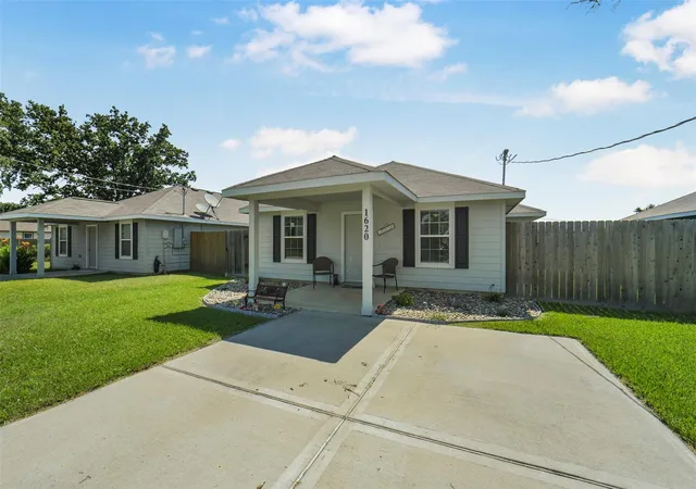 Homes for sale in Hempstead, TX | 1620 23rd St, Hempstead, TX 77445 | MLS# 67514365