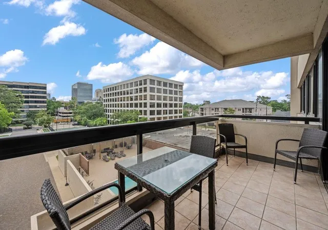 Homes for sale in Houston, TX | 49 Briar Hollow Ln #401, Houston, TX 77027 | MLS# 94433069