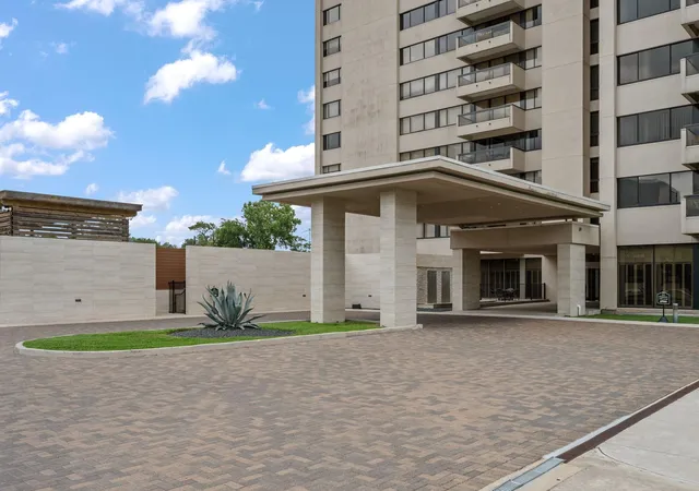 Homes for sale in Houston, TX | 49 Briar Hollow Ln #401, Houston, TX 77027 | MLS# 94433069