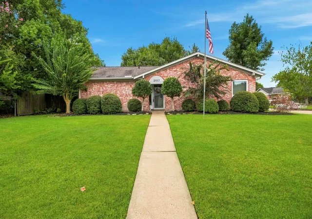 2nd image of 2017 Victoria Ct, League City, TX 77573 | MLS# 9652170