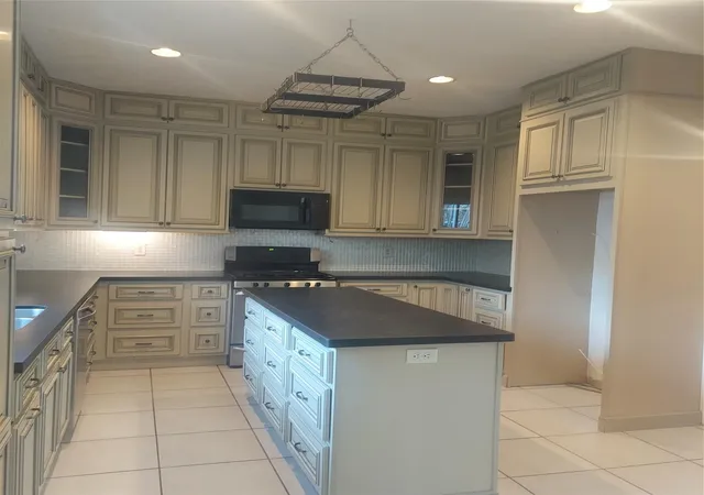Photo 3 of Sale Pending at 6827 Trimstone Dr, Pasadena, TX 77505 | MLS# 13840059 | Listing updated on 2026-09-14