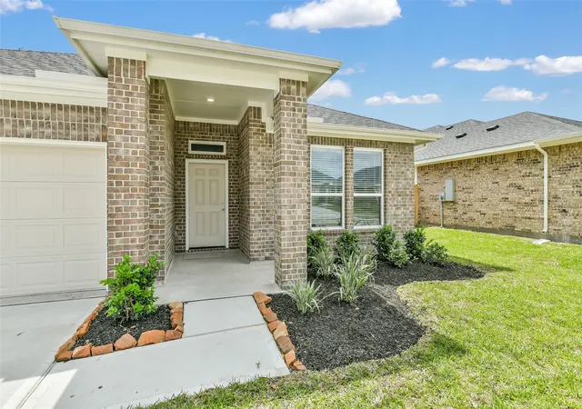Photo 3 of Sale Pending at 3018 King Oaks St, Baytown, TX 77521 | MLS# 33694627 | Listing updated on 2026-08-31