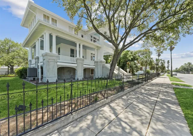 Photo 1 of Single family home for sale at 1703 Broadway St, Galveston, TX 77550 | MLS# 13712094 | Listing updated on 2026-04-13