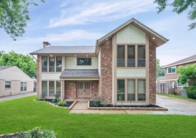 Photo 1 of Sale Pending at 14918 Saint Cloud Dr, Houston, TX 77062 | MLS# 14335963 | Listing updated on 2026-09-16