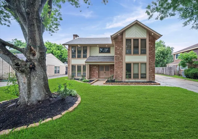 Photo 2 of Sale Pending at 14918 Saint Cloud Dr, Houston, TX 77062 | MLS# 14335963 | Listing updated on 2026-09-16