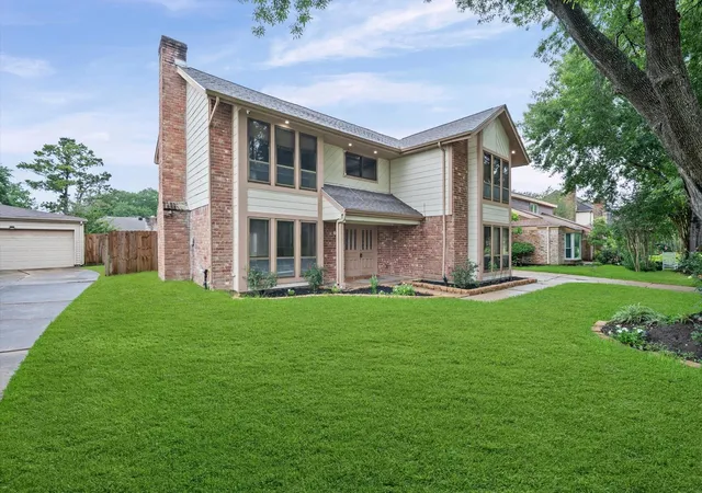 Photo 3 of Sale Pending at 14918 Saint Cloud Dr, Houston, TX 77062 | MLS# 14335963 | Listing updated on 2026-09-16
