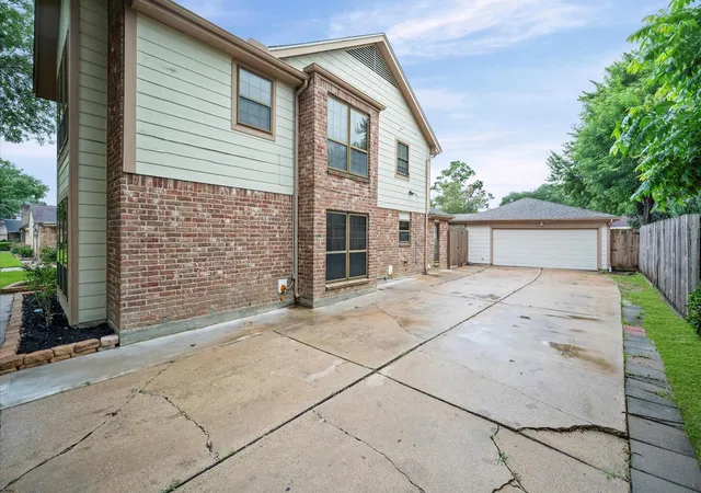 Photo 4 of Sale Pending at 14918 Saint Cloud Dr, Houston, TX 77062 | MLS# 14335963 | Listing updated on 2026-09-16