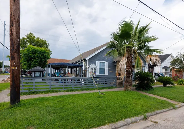 Photo 3 of Multi family home for sale at 702 72nd Street, Houston, TX 77011 | MLS# 69195580 | Listing updated on 2026-09-09