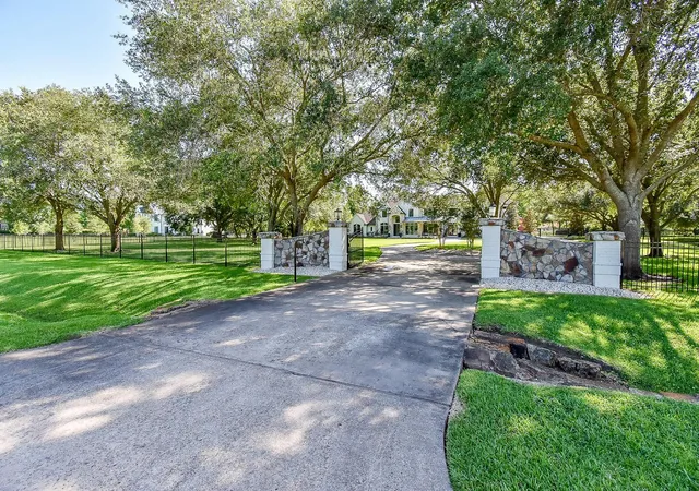 Photo 2 of Mansion for sale at 8518 Halls Retreat Ct, Missouri City, TX 77459 | MLS# 18295544 | Listing updated on 2026-09-27