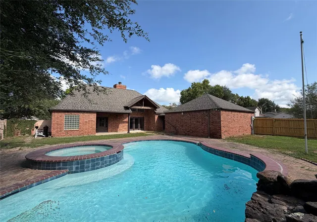 Photo 4 of Single family home for sale at 1102 Londonderry Ave, Friendswood, TX 77546 | MLS# 25540274 | Listing updated on 2026-10-09