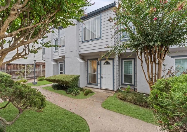 Photo 2 of Townhouse for sale at 5917 Fairdale Ln #6, Houston, TX 77057 | MLS# 3350735 | Listing updated on 2026-08-28