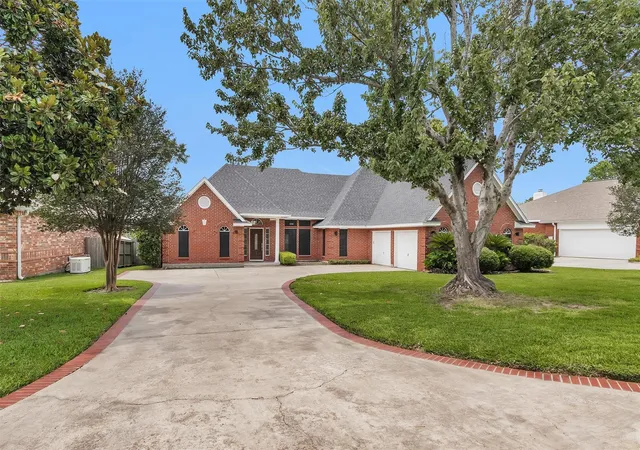 Single family home for sale at 5246 Lakeshore Dr, Willis, TX 77318 | MLS# 52166651