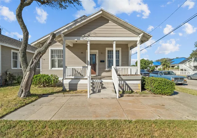 Photo 1 of Single family home for sale at 801 University Blvd, Galveston, TX 77550 | MLS# 8379272 | Listing updated on 2026-09-20
