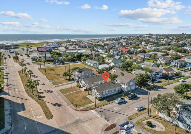 Photo 4 of Single family home for sale at 801 University Blvd, Galveston, TX 77550 | MLS# 8379272 | Listing updated on 2026-09-20