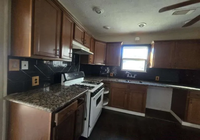 3rd image of 600 E Fayle St, Baytown, TX 77520 | MLS# 52559837