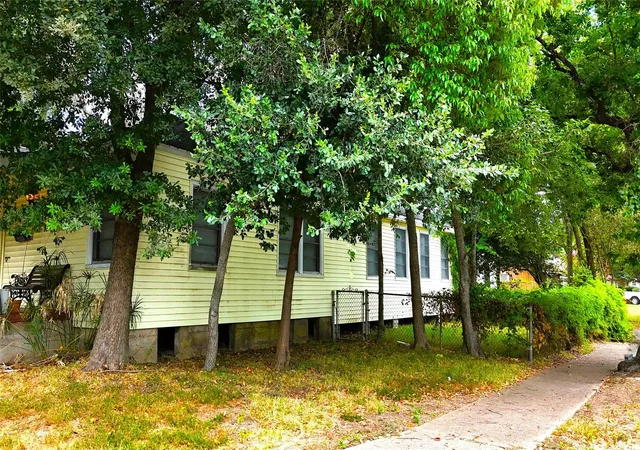 Photo 2 of Single family home for sale at 706 E Defee Ave, Baytown, TX 77520 | MLS# 2256673 | Listing updated on 2026-09-04