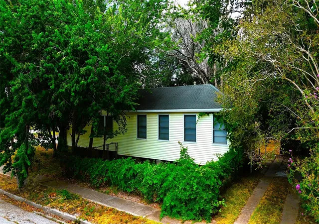 Photo 3 of Single family home for sale at 706 E Defee Ave, Baytown, TX 77520 | MLS# 2256673 | Listing updated on 2026-09-04