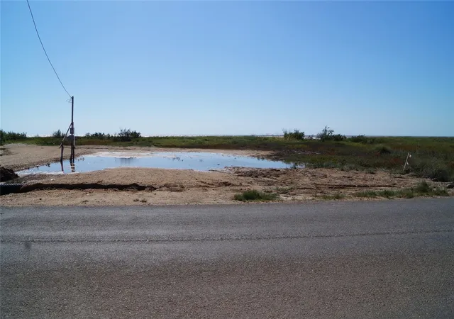 4th image of 2424 Canal Dr, Bay City, TX 77414 | MLS# 26480360