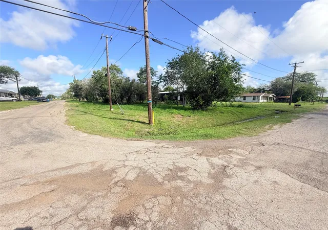2nd image of 107 Shaw St, Refugio, TX 78377 | MLS# 65285843