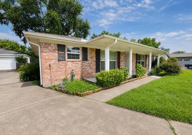 Photo 3 of Sale Pending at 16122 Alta Mesa Dr, Houston, TX 77083 | MLS# 82034241 | Listing updated on 2026-07-28