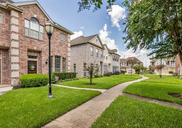 3rd image of 2719 Windy Thicket Ln, Houston, TX 77082 | MLS# 43672866