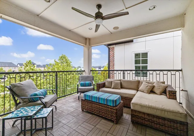 Photo 3 of Sale Pending at 5920 Cottage Grv Lake Dr, Houston, TX 77007 | MLS# 14179771 | Listing updated on 2026-04-06