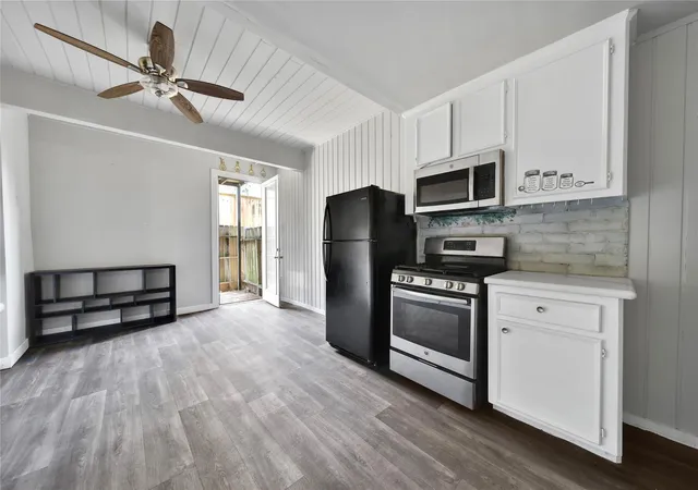 2nd image of 28 Lakeway St, Conroe, TX 77304 | MLS# 76252079