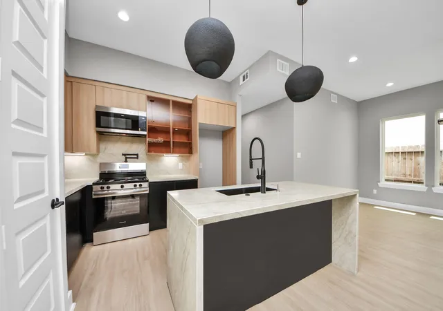 5th image of 3503 Rebecca St, Houston, TX 77021