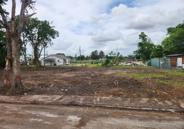 Photo 2 of Sale Pending at 5410 Broom St, Houston, TX 77091 | MLS# 34123636 | Listing updated on 2026-09-20