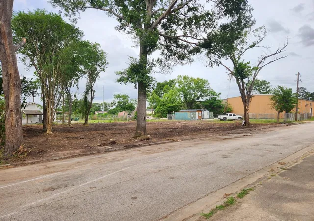 Photo 3 of Sale Pending at 5410 Broom St, Houston, TX 77091 | MLS# 34123636 | Listing updated on 2026-09-20