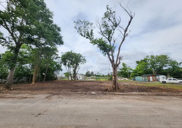 Photo 3 of Sale Pending at 5410 Broom St, Houston, TX 77091 | MLS# 34123636 | Listing updated on 2026-09-20