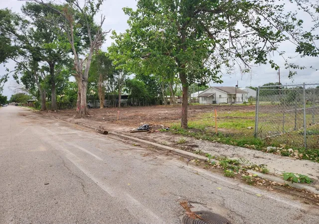 Photo 4 of Sale Pending at 5410 Broom St, Houston, TX 77091 | MLS# 34123636 | Listing updated on 2026-09-20