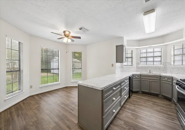 4th image of 512 Texas St, Tomball, TX 77375 | MLS# 27217397