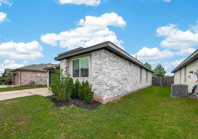 Photo 3 of Single family home for sale at 7523 Keystone Blossom Trl, Richmond, TX 77407 | MLS# 10052240 | Listing updated on 2026-09-17