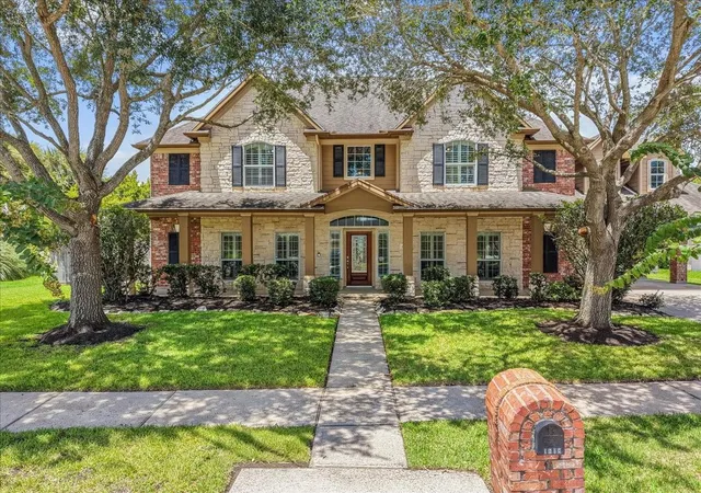 2nd image of 1618 Stoney Lake Dr, Friendswood, TX 77546 | MLS# 49845414