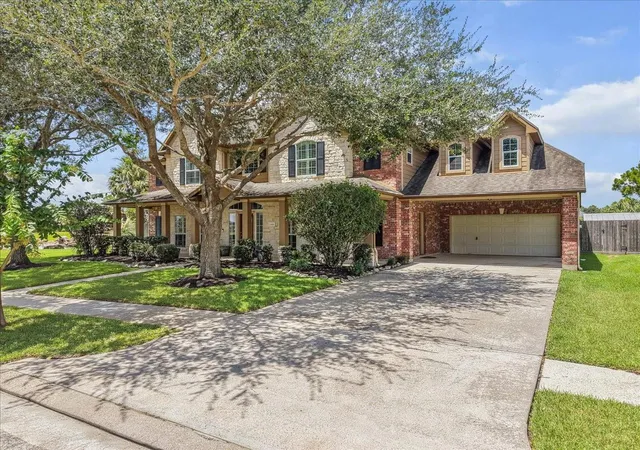 Photo 3 of Single family home for sale at 1618 Stoney Lake Dr, Friendswood, TX 77546 | MLS# 49845414 | Listing updated on 2026-09-01