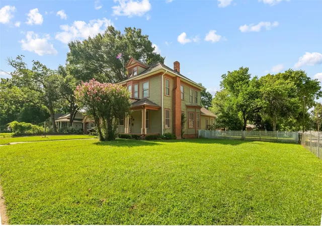 Homes for sale in Crockett, TX | 717 E Houston Ave, Crockett, TX 75835 | MLS# 56461006