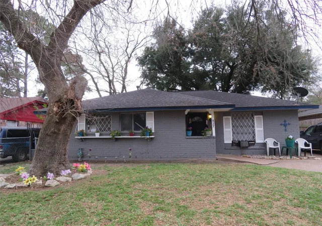 Photo 3 of Sale Pending at 827 Marcolin St, Houston, TX 77088 | MLS# 29717105 | Listing updated on 2026-09-19