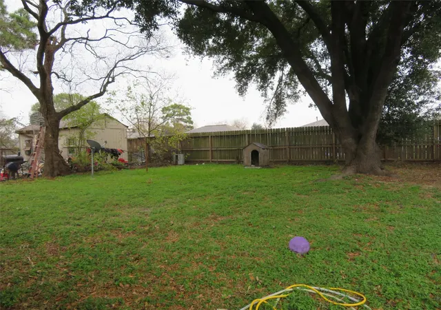 Photo 3 of Sale Pending at 827 Marcolin St, Houston, TX 77088 | MLS# 29717105 | Listing updated on 2026-09-19