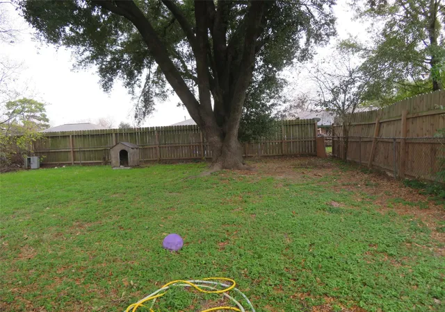 Photo 4 of Sale Pending at 827 Marcolin St, Houston, TX 77088 | MLS# 29717105 | Listing updated on 2026-09-19