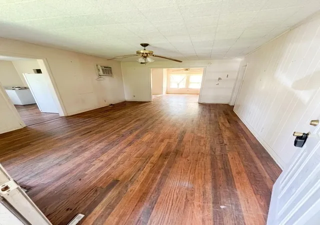 3rd image of 205 S 2Nd St, Silsbee, TX 77656 | MLS# 55902823