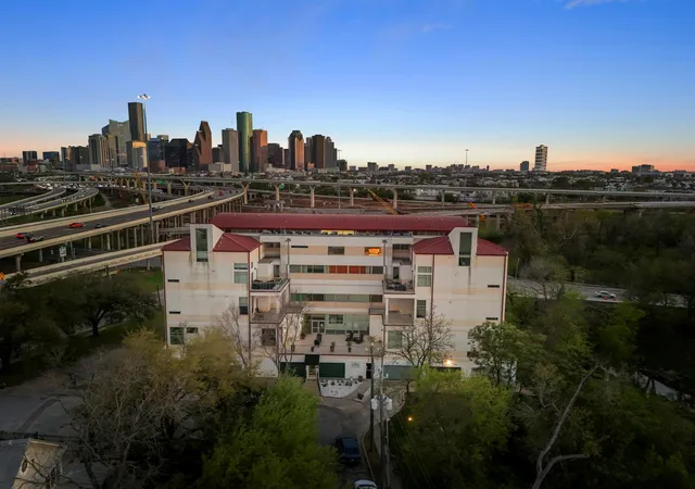 2nd image of 102 Quitman St, Houston, TX 77009