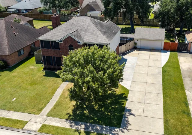 Photo 3 of Single family home for sale at 57 N Calla Lily Ct, Lake Jackson, TX 77566 | MLS# 7911706 | Listing updated on 2026-09-09