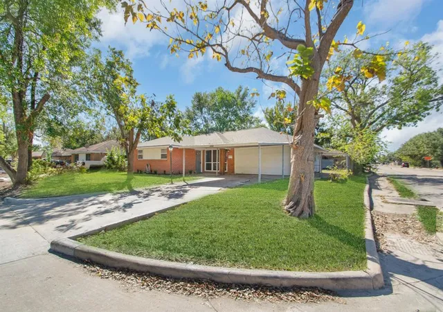 Photo 2 of Single family home for sale at 2002 Nottingham St, Pasadena, TX 77502 | MLS# 76230378 | Listing updated on 2026-06-30