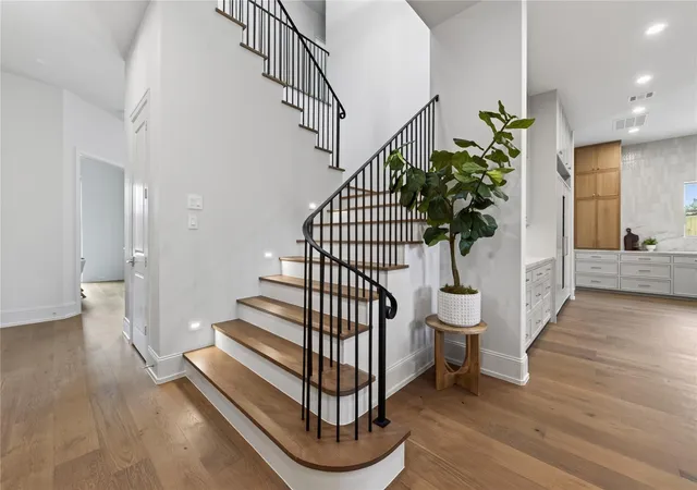 Photo 2 of Mansion for sale at 515 W 33rd Street, Houston, TX 77018 | MLS# 66840310 | Listing updated on 2026-09-13