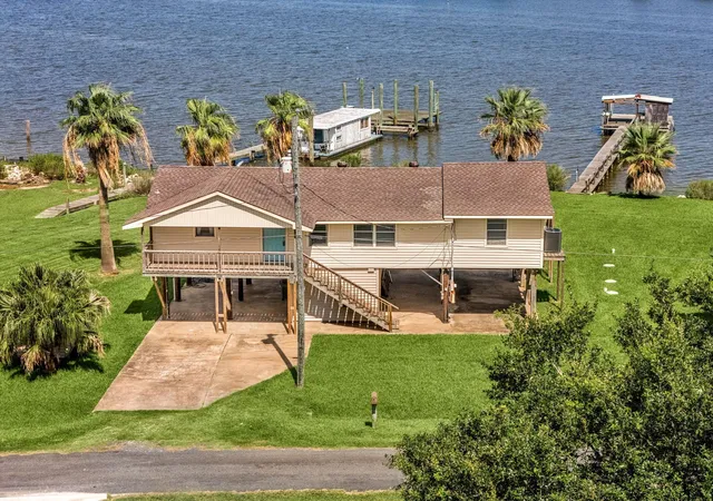 3rd image of 8805 Harbour Dr, Dickinson, TX 77539 | MLS# 9705955